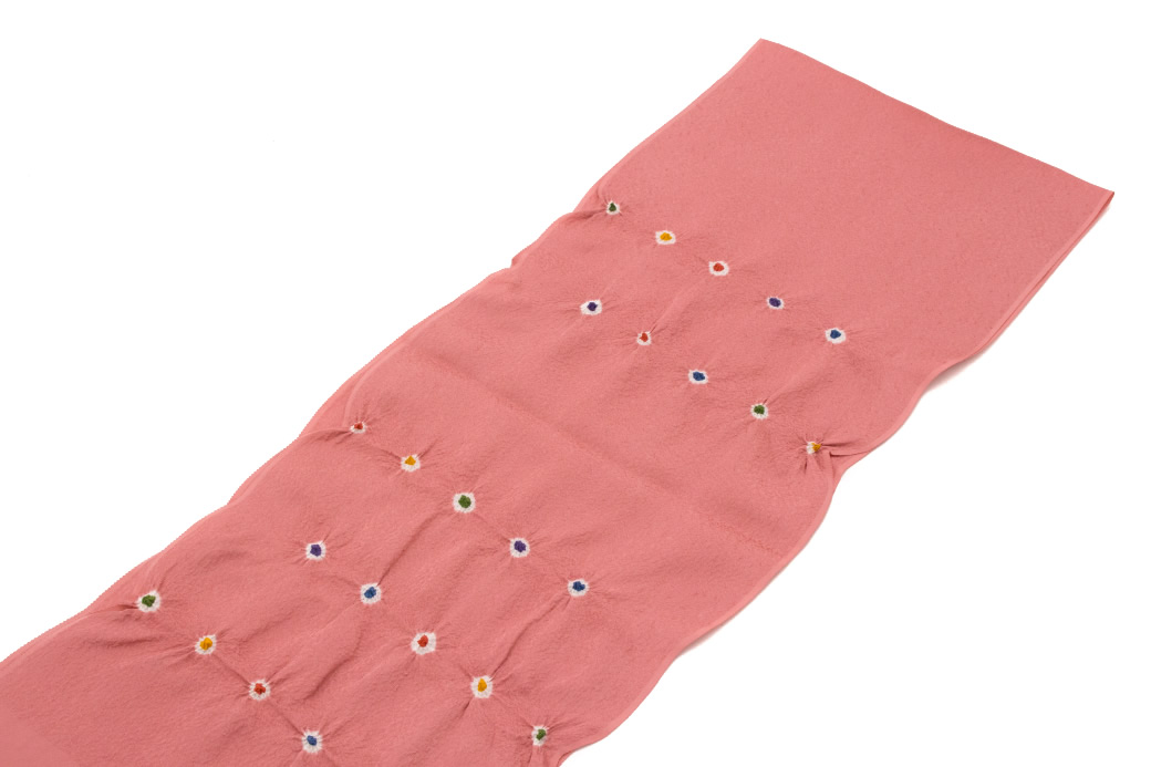 女性の着物を華やかに彩る正絹の帯揚げ