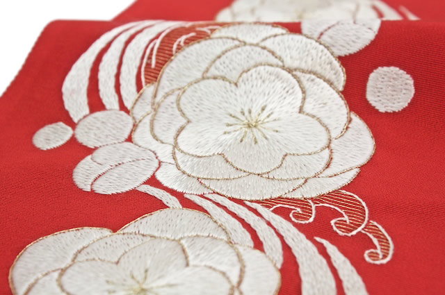 着物スタイルの衿元のおしゃれに刺繍半襟