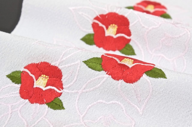 テイジンの新素材「ラミエール」使用の椿刺繍半衿b