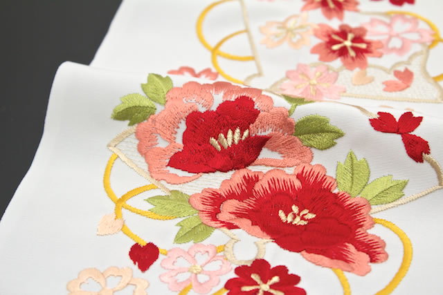 襟元を華やかに彩る豪華な刺繍入り半衿