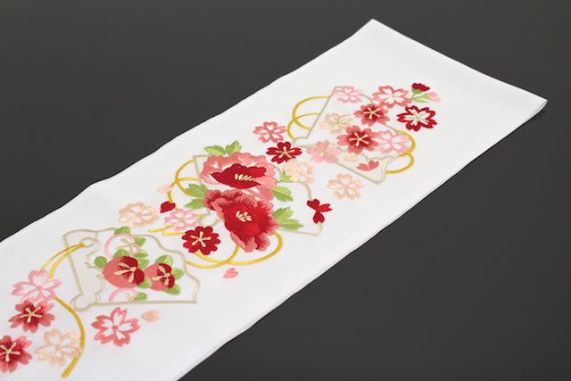 フォーマルな着物にお似合いな刺繍入り半衿