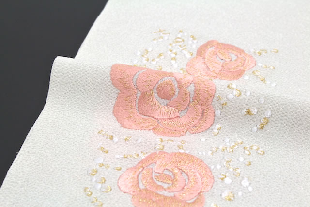 襟元を華やかに彩る豪華なブランド刺繍入り半衿