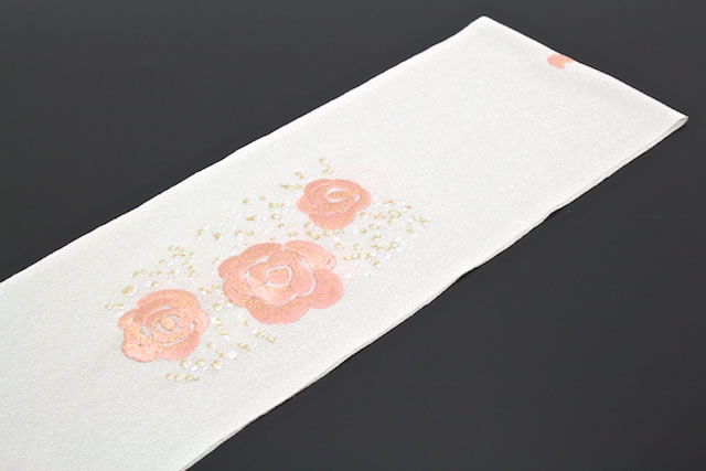 カジュアルやフォーマルな着物にお似合いな刺繍入り半衿