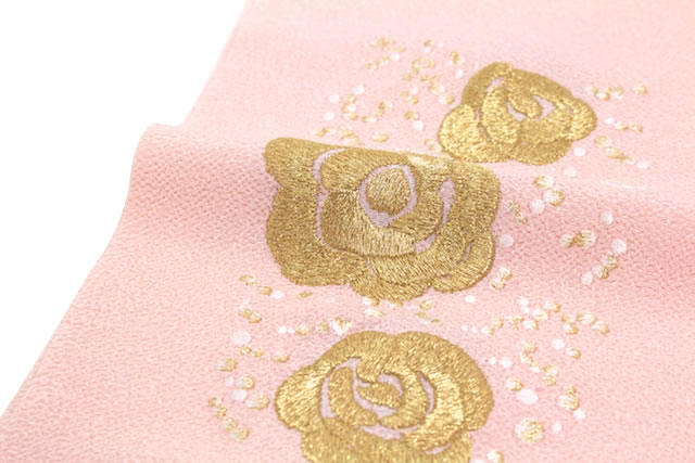 襟元を華やかに彩る豪華なブランド刺繍入り半衿