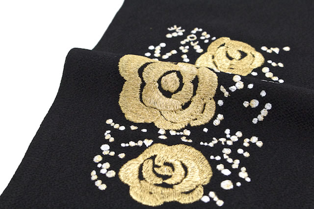 襟元を華やかに彩る豪華なブランド刺繍入り半衿