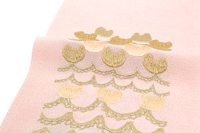 襟元を華やかに彩る豪華なブランド刺繍入り半衿