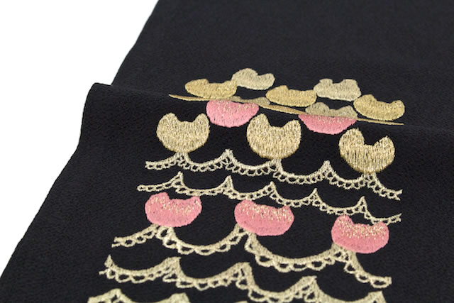 襟元を華やかに彩る豪華なブランド刺繍入り半衿