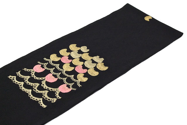 カジュアルやフォーマルな着物にお似合いな刺繍入り半衿