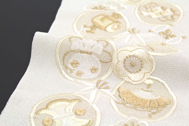 襟元を華やかに彩る豪華な刺繍入り半衿