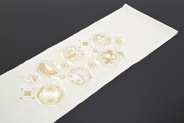フォーマルな着物にお似合いな刺繍入り半衿