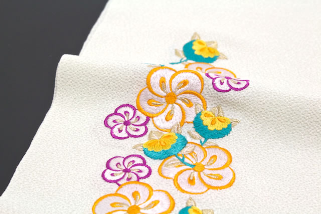 襟元を華やかに彩る豪華な刺繍入り半衿