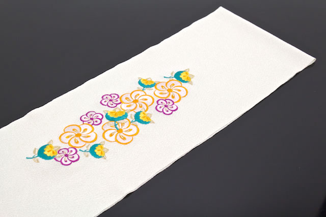 カジュアルやフォーマルな着物にお似合いな刺繍入り半衿
