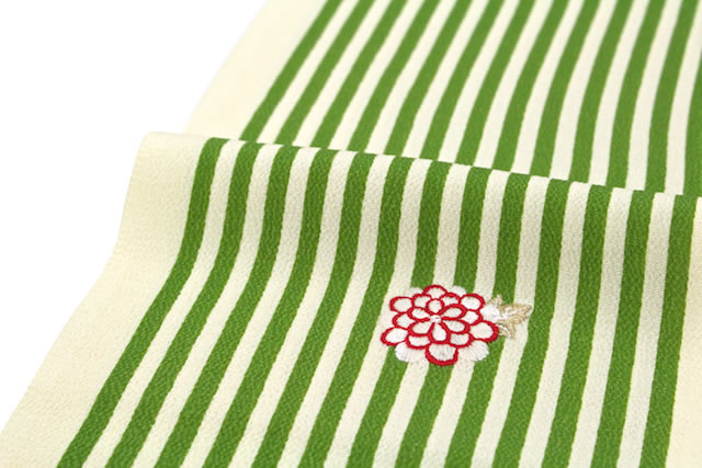 襟元を華やかに彩る花柄の刺繍入り半衿