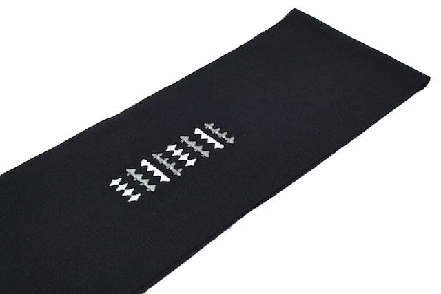 カジュアルやフォーマルな着物にお似合いな刺繍入り半衿