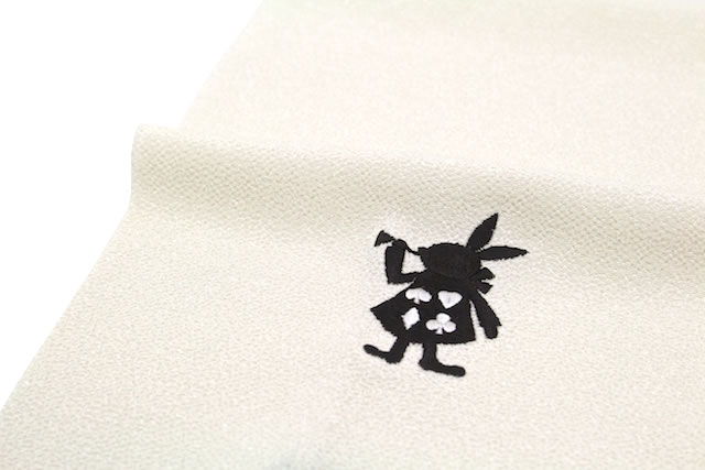 丈夫でお手入れもしやすい刺繍入り半衿