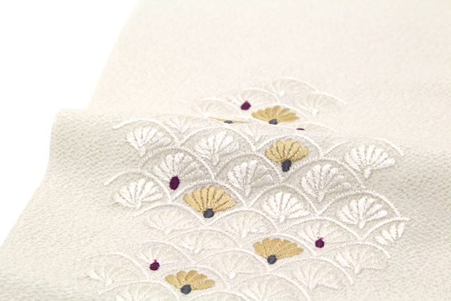 美しい刺繍の白い半衿