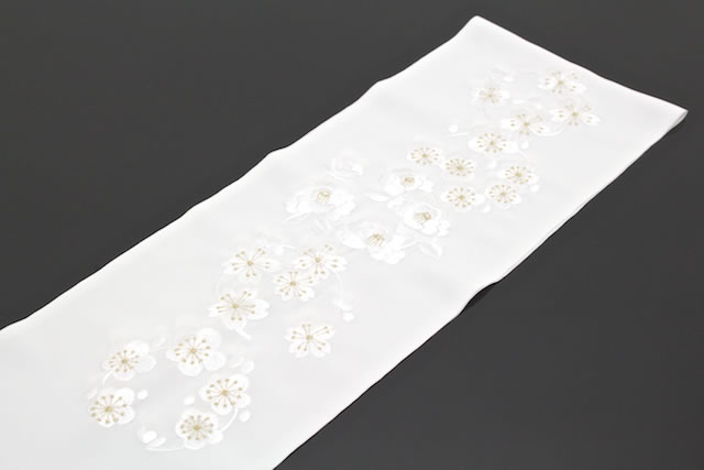 フォーマルな着物にお似合いな刺繍入り半衿