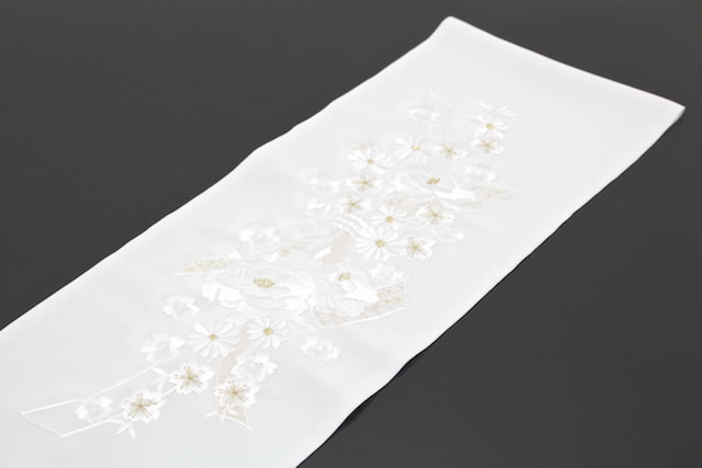 フォーマルな着物にお似合いな刺繍入り半衿