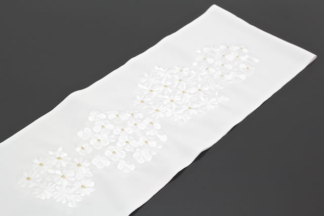 フォーマルな着物にお似合いな刺繍入り半衿