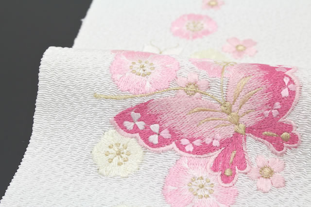 襟元を華やかに彩る豪華な刺繍入り半衿
