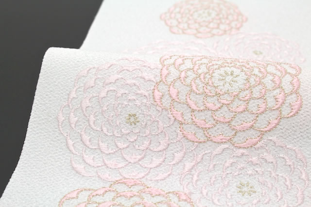 襟元を華やかに彩る豪華な刺繍入り半衿
