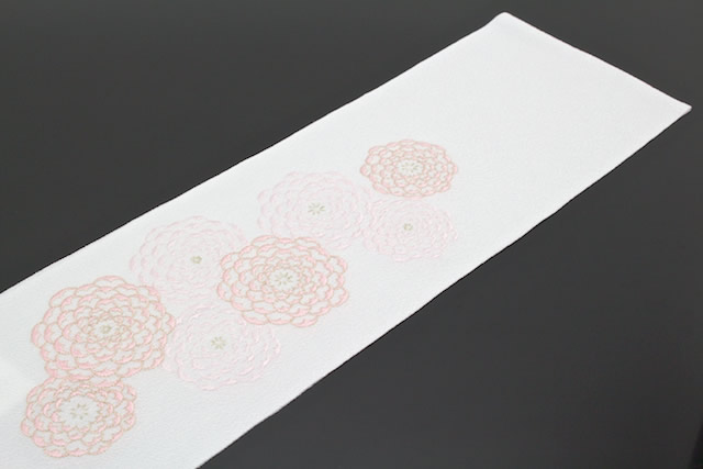 フォーマルな着物にお似合いな刺繍入り半衿