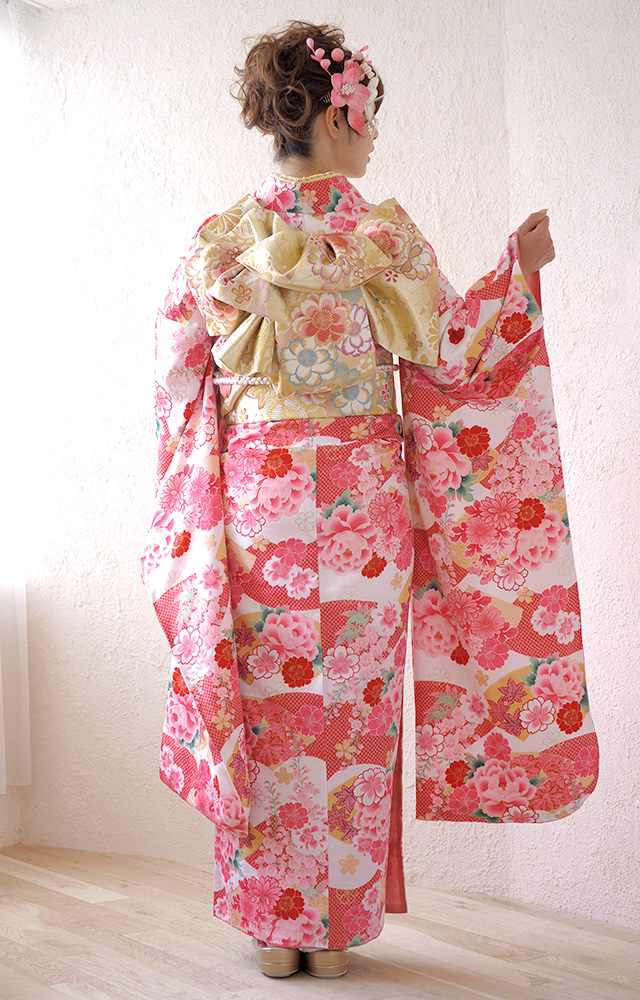 桜や牡丹、藤の花が描かれている振袖