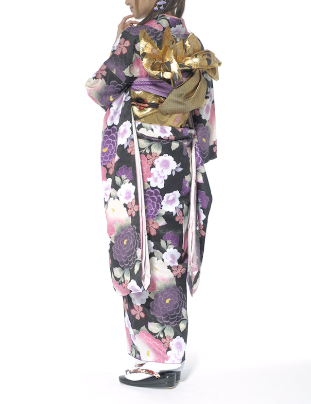 菊や牡丹や桜の花々が描かれている振袖