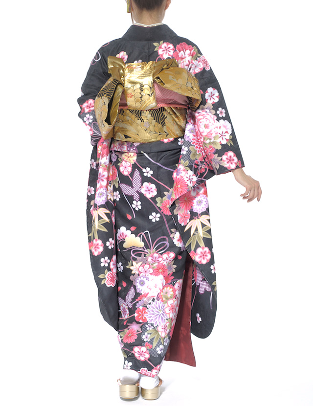 桜や菊、鹿の子斑の蝶が描かれている振袖