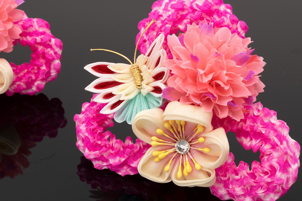 お祝いの着物におすすめな花のつまみ細工の髪飾り