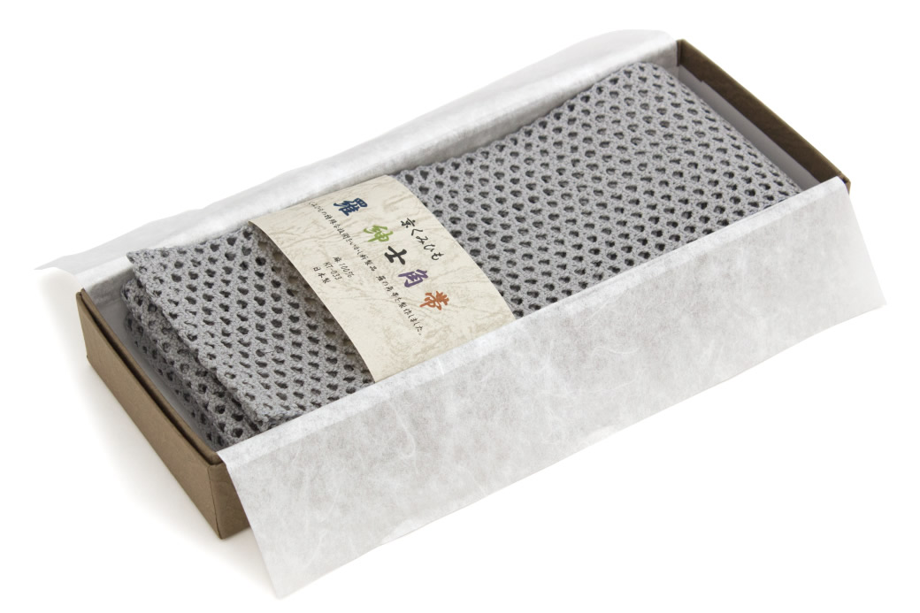 くみひもの特殊な技術を生かした羅織りの角帯