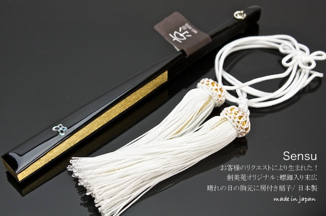 金・銀色の2タイプの扇子(せんす)