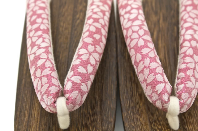 ラメが輝くキュートな花緒の桐下駄